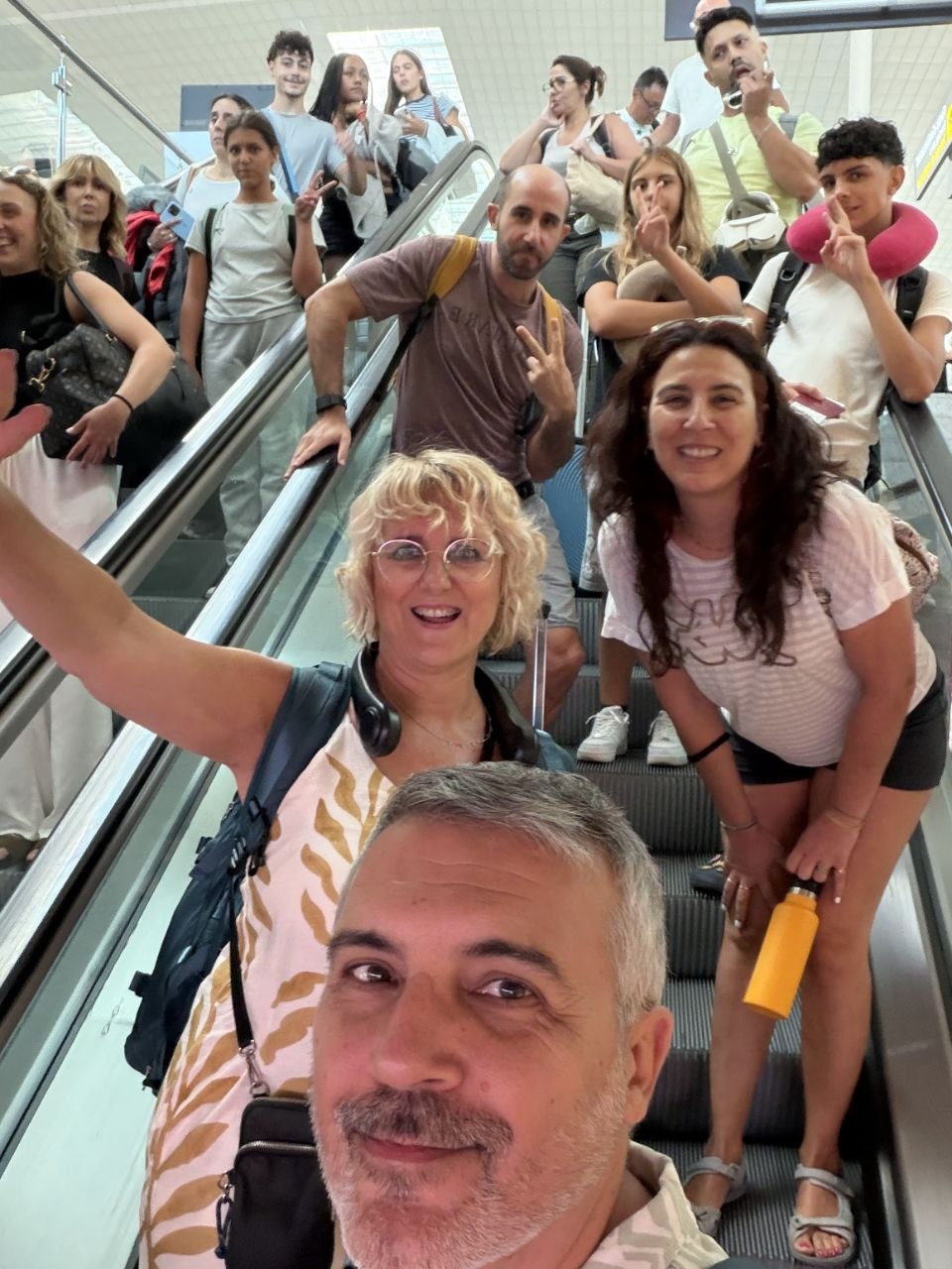 Grupo en unas escaleras mecanicas durante la llegada a Japon