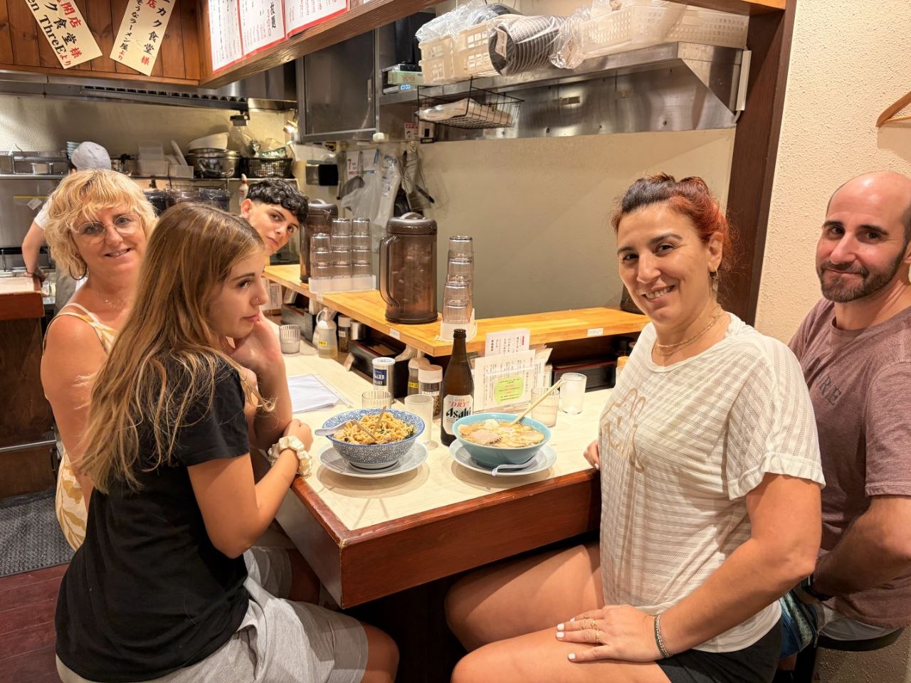 Grupo cenando ramen tras la llegada a Osaka