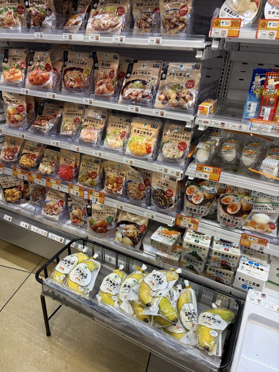 Estantes de comida preparada en un konbini de Japon