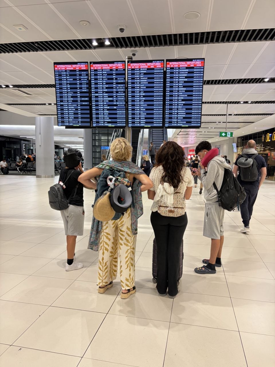 Pantallas de salidas internacionales en el aeropuerto