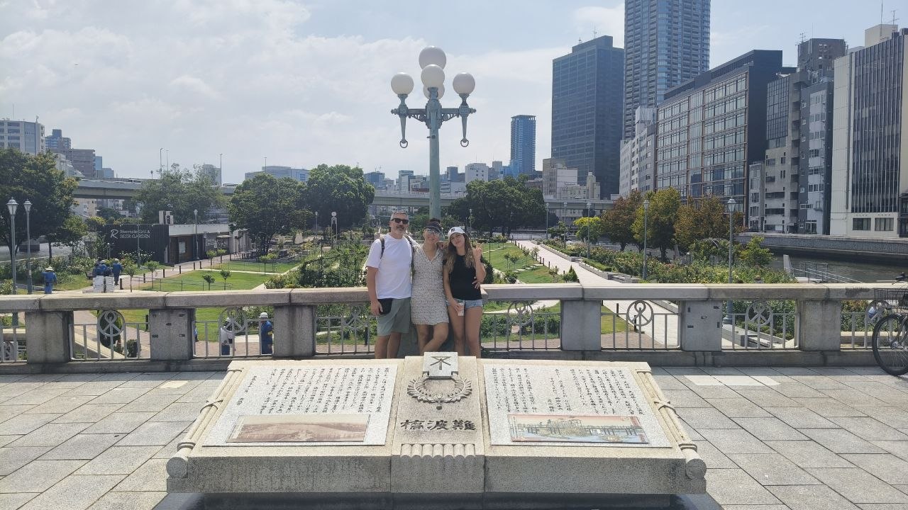 Foto familiar en el puente de Nakanoshima Rose Garden