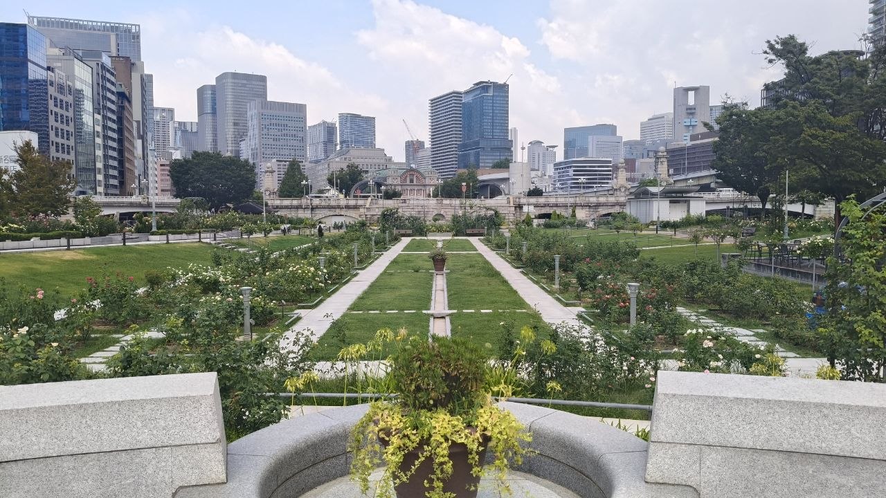Vista central de los jardines de rosas de Nakanoshima