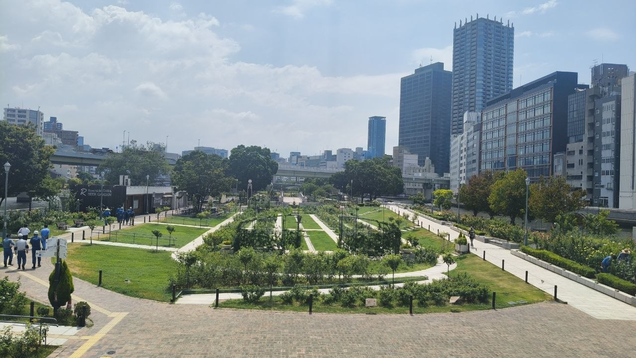 Vista elevada de Nakanoshima Rose Garden entre edificios