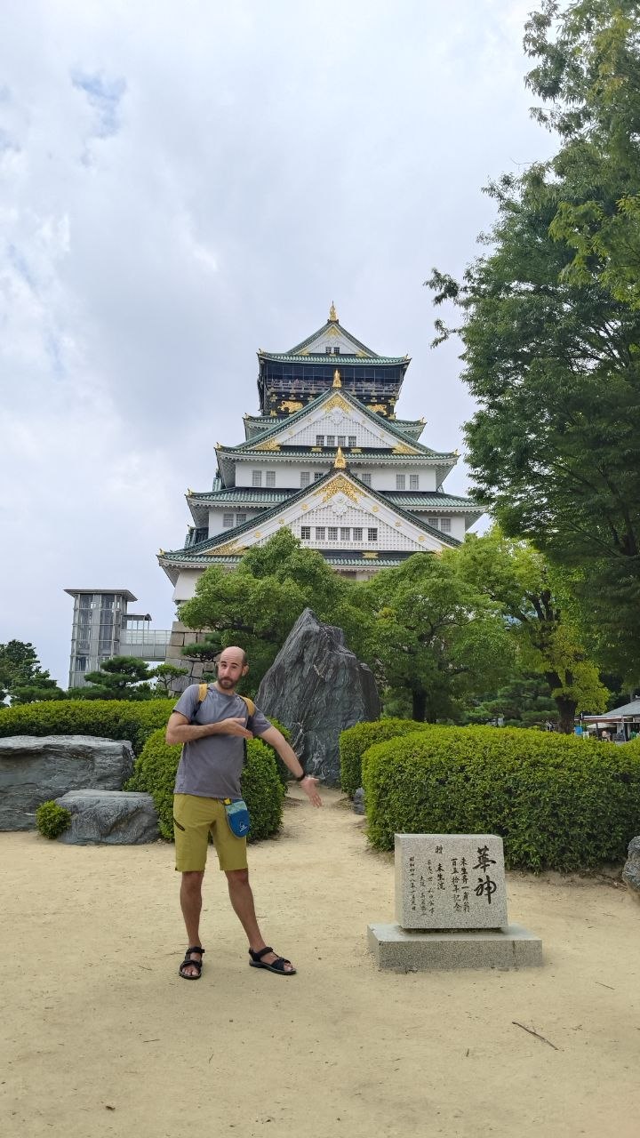 Foto frente al Castillo de Osaka junto a una roca conmemorativa