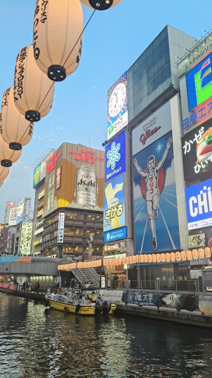 Canal de Dotonbori con el corredor de Glico y carteles luminosos