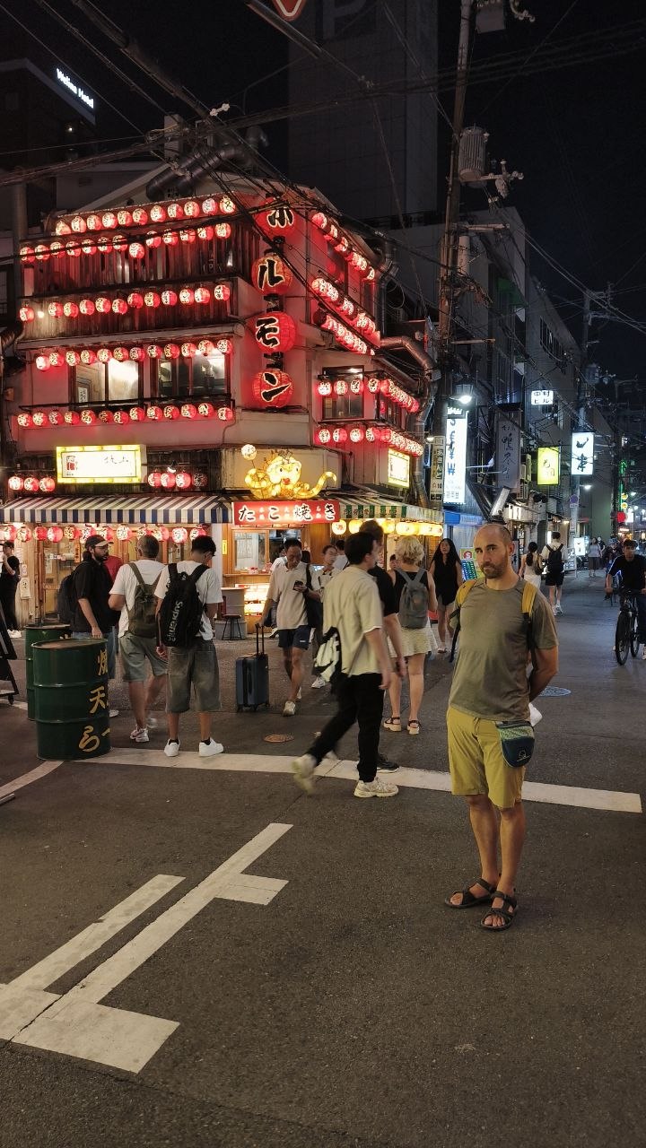 Calle nocturna de Osaka con fachada llena de faroles rojos