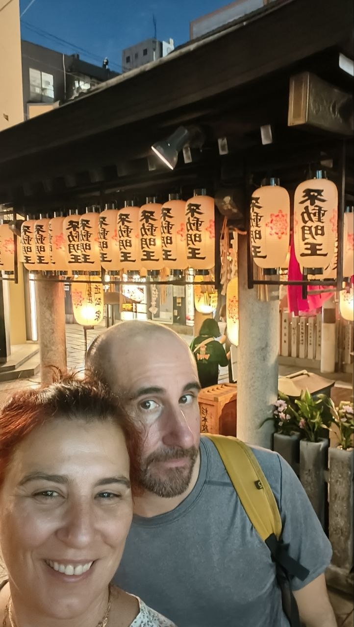 Selfie nocturno junto a faroles en Osaka