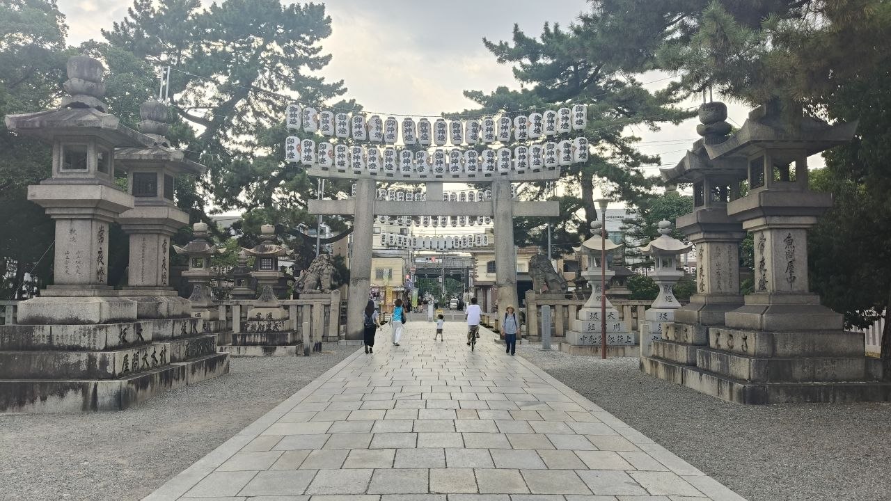 Entrada de piedra con faroles en Sumiyoshi Taisha