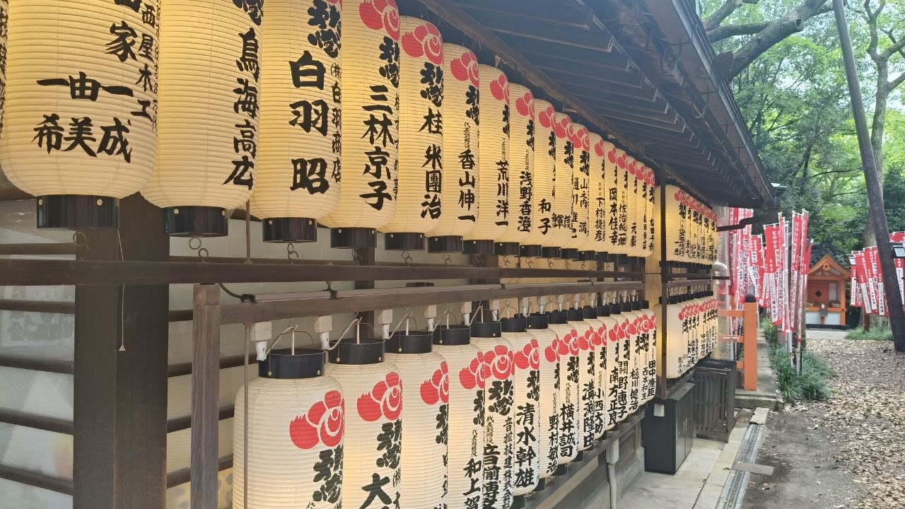 Fila de faroles de papel en Sumiyoshi Taisha