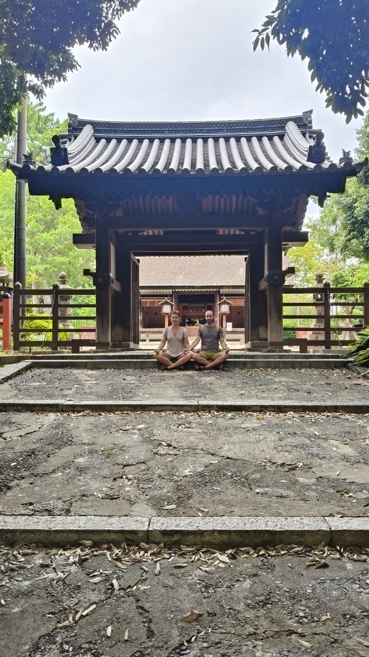 Puerta de madera del santuario Sumiyoshi Taisha