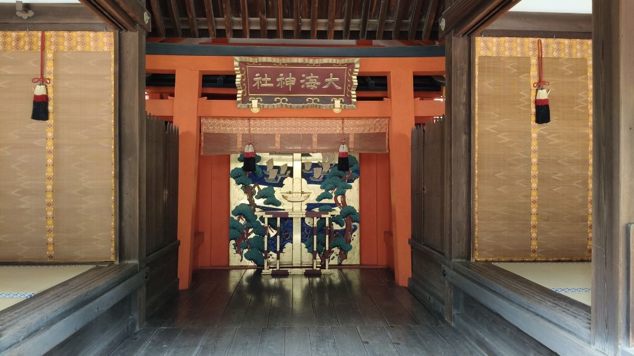 Interior de Sumiyoshi Taisha con madera y tonos rojos