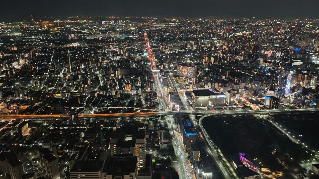 Vista nocturna de Osaka desde Abeno Harukas