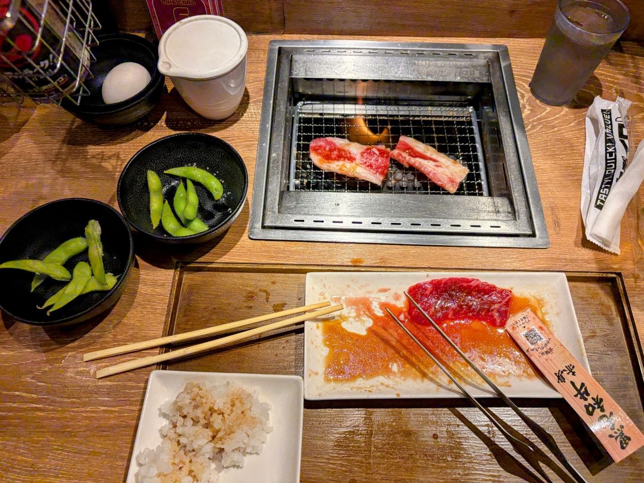 Mesa de yakiniku con Wagyu, arroz y edamame