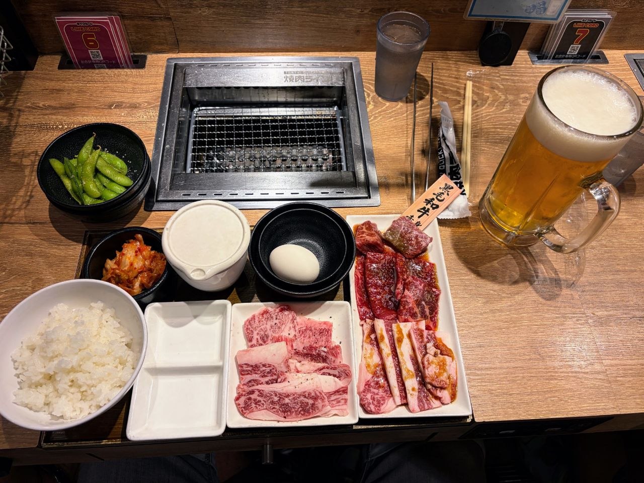 Set de carne Wagyu y cerveza para yakiniku