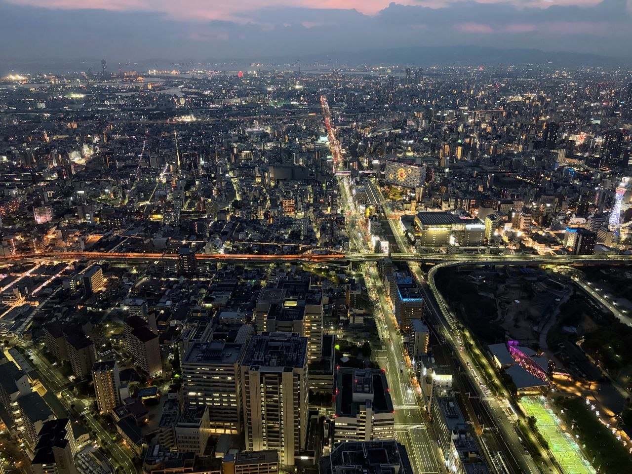 Panoramica nocturna de Osaka desde Abeno Harukas