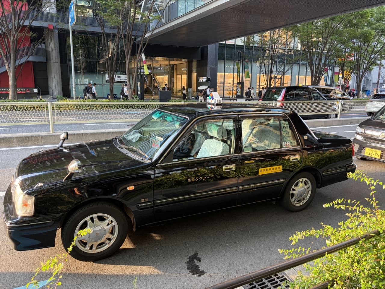 Taxi negro en el distrito financiero de Osaka