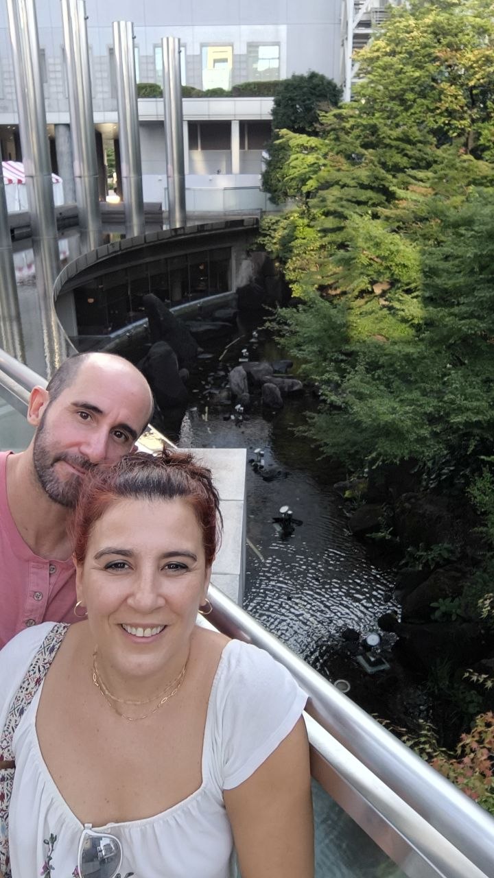 Selfie junto a un canal urbano en Umeda