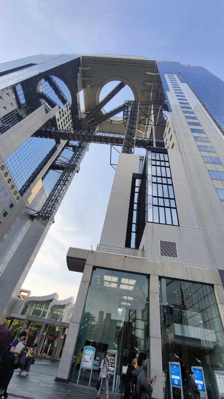 Vista vertical del Umeda Sky Building desde la base