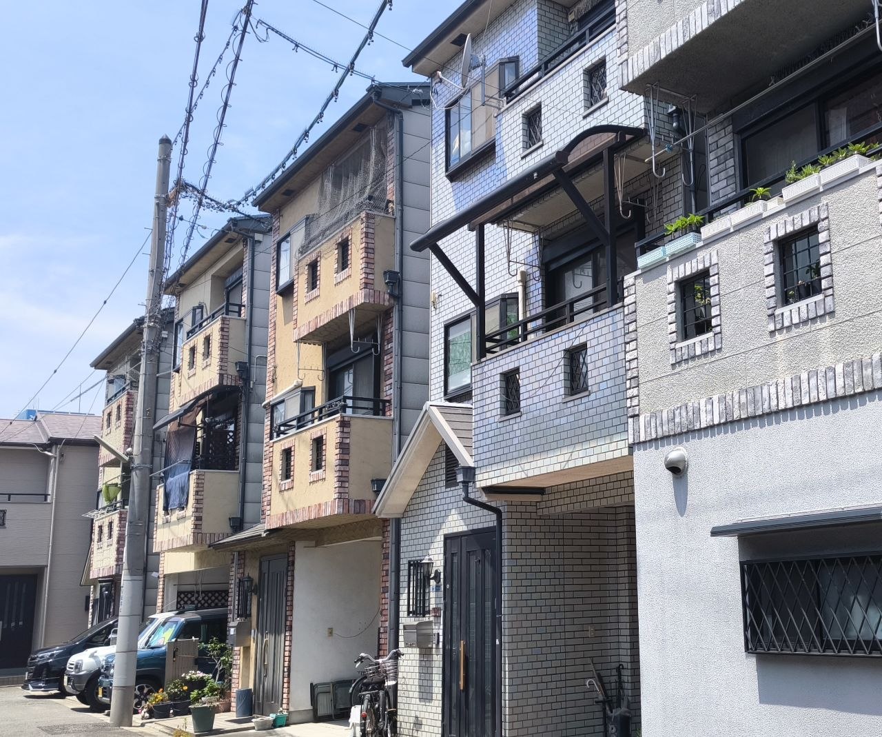 Fachadas residenciales de Osaka con cables y bicicletas