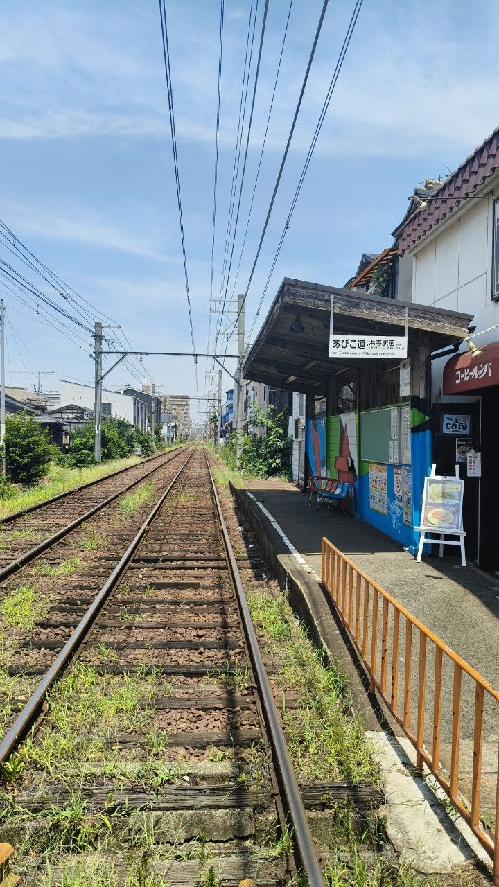 Via de tren junto a una pequena estacion de barrio en Osaka