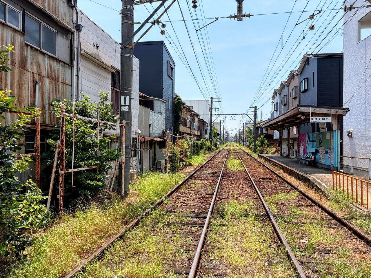 Vias de tren atravesando un barrio residencial de Osaka