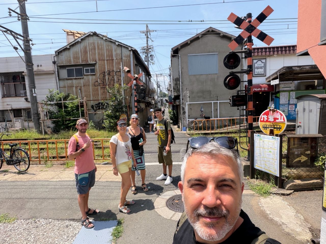 Grupo junto a un paso a nivel en Osaka