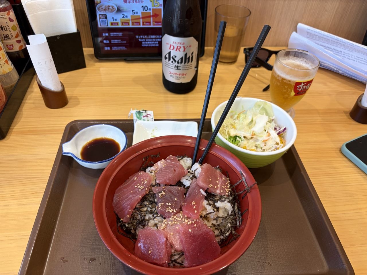 Comida en Shinsekai con cuenco de atun, ensalada y cerveza