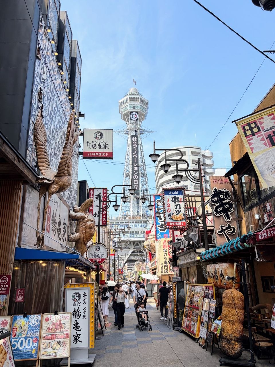 Restaurantes y torre Tsutenkaku en Shinsekai
