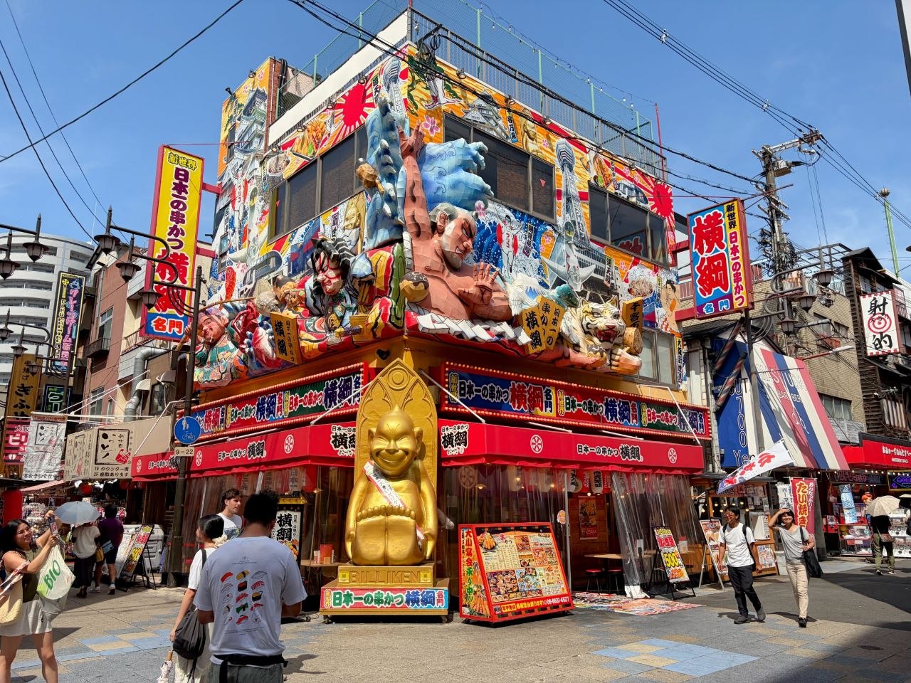 Restaurante Yokozuna con estatua de Billiken en Shinsekai