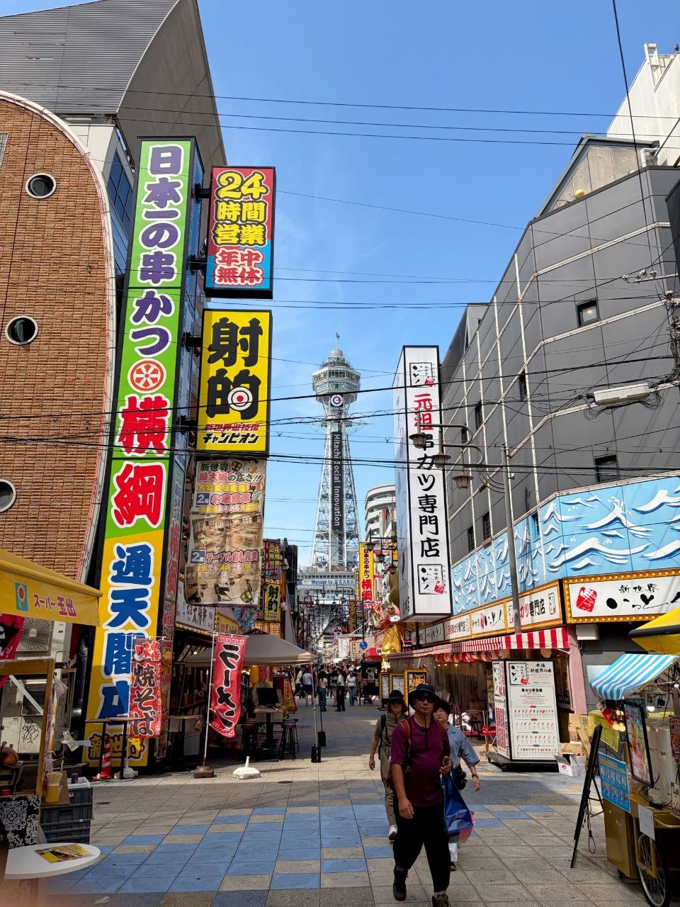 Vista de Tsutenkaku entre carteles de Shinsekai