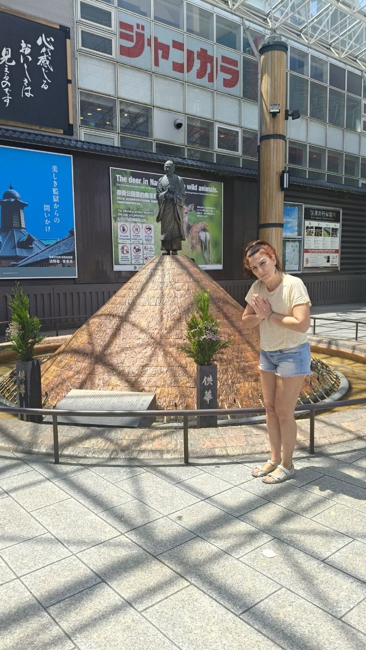 Llegada a Nara junto a una estatua y carteles sobre los ciervos