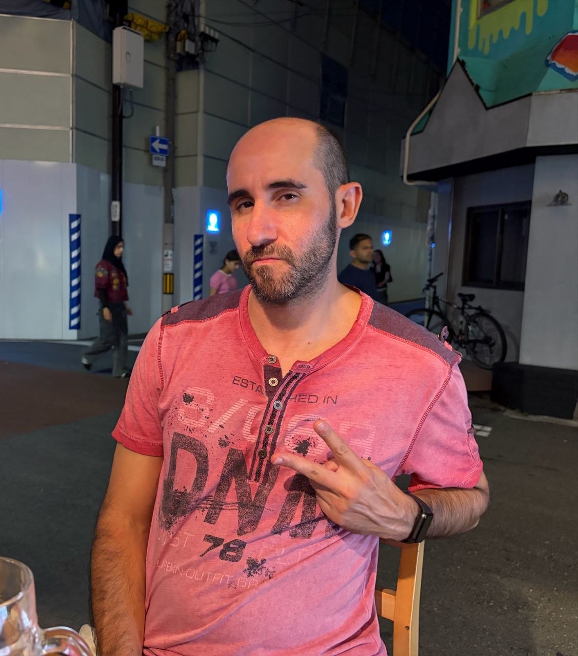 Luis posando de noche en una calle de Nipponbashi
