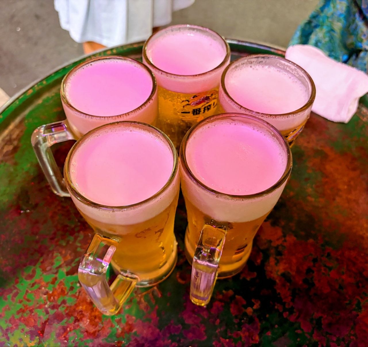 Jarras de cerveza reunidas para brindar en Nipponbashi