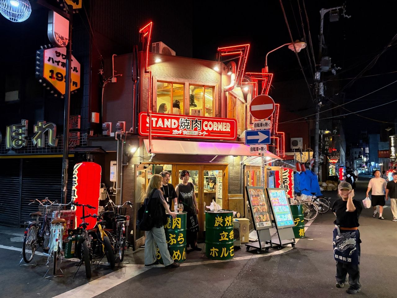 Restaurante Yakiniku Corner iluminado por la noche en Nipponbashi
