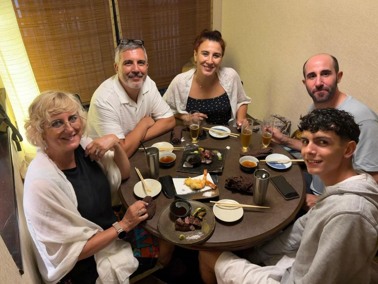 Grupo cenando en un restaurante de Gion en Kyoto