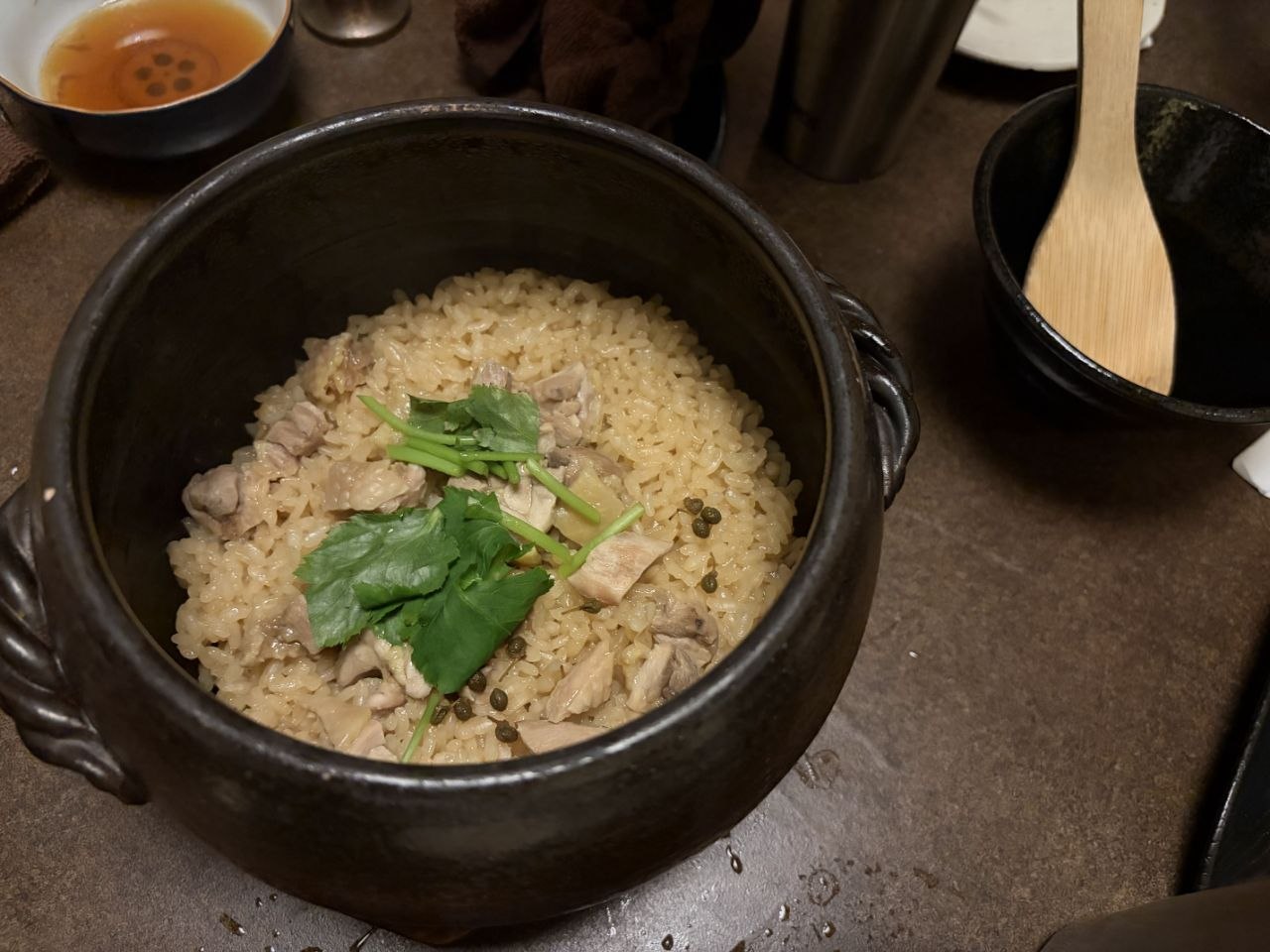Arroz cocinado en cazuela de barro en restaurante de Kyoto