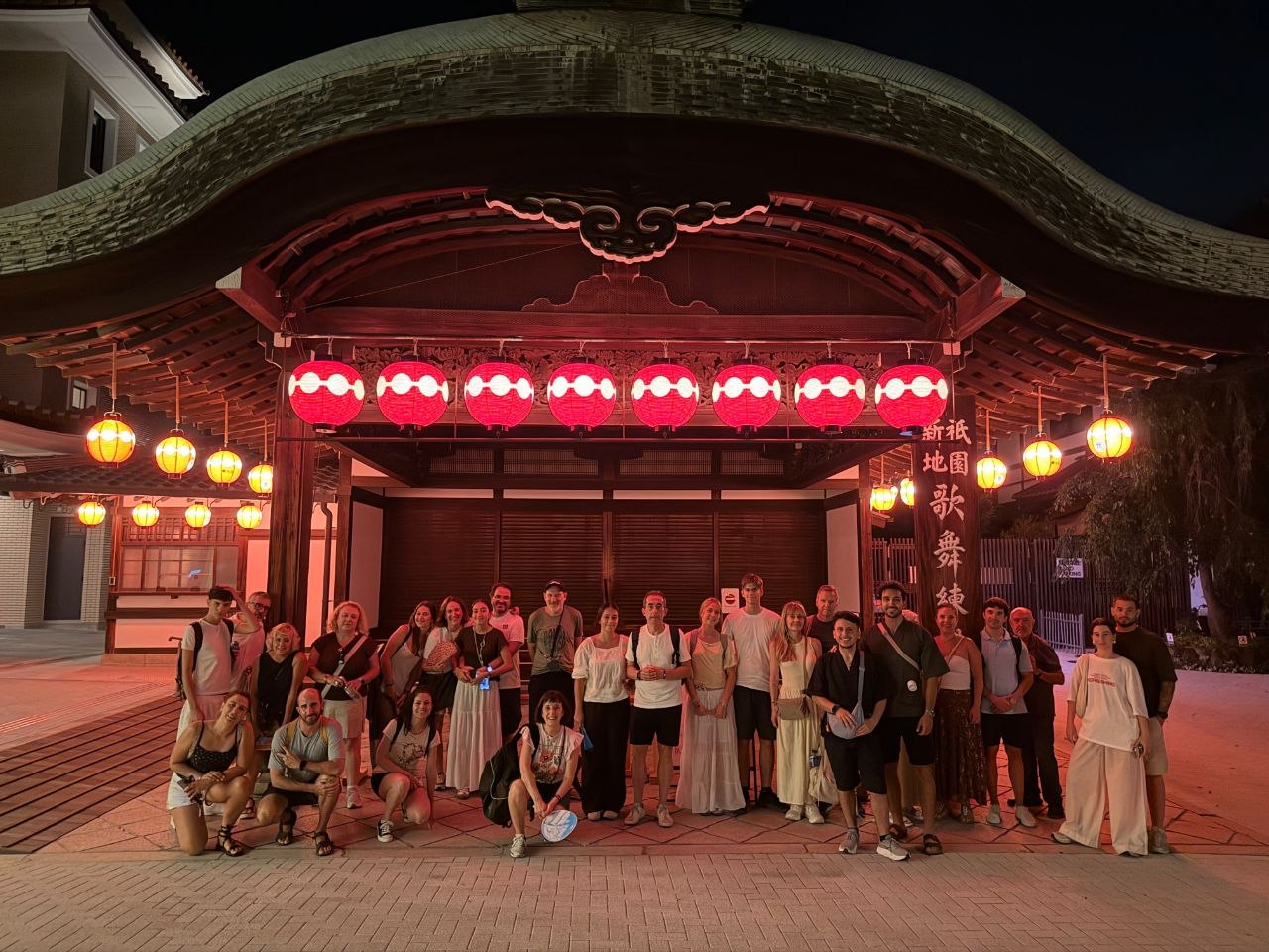 Grupo del free tour frente al teatro Minamiza de Gion iluminado con faroles rojos