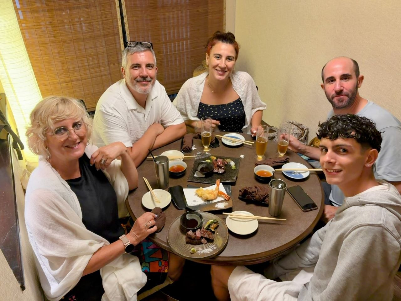 Grupo cenando alrededor de una mesa redonda en Kyoto