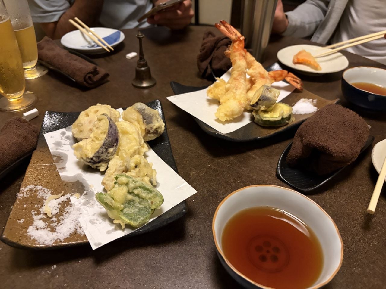 Platos de tempura y vasos de cerveza en cena de Kyoto