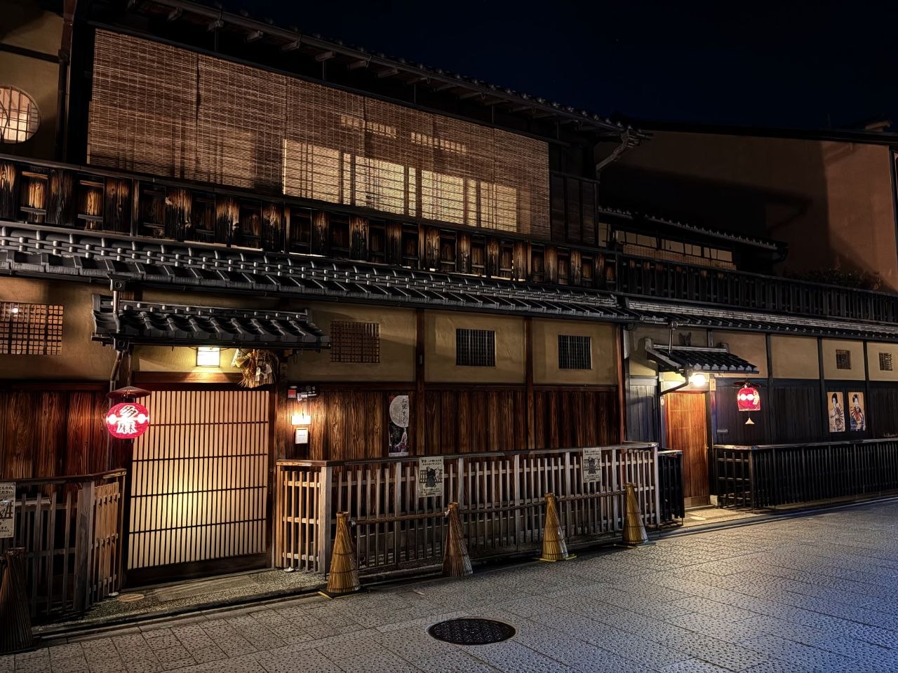 Fachadas tradicionales de Gion iluminadas de noche