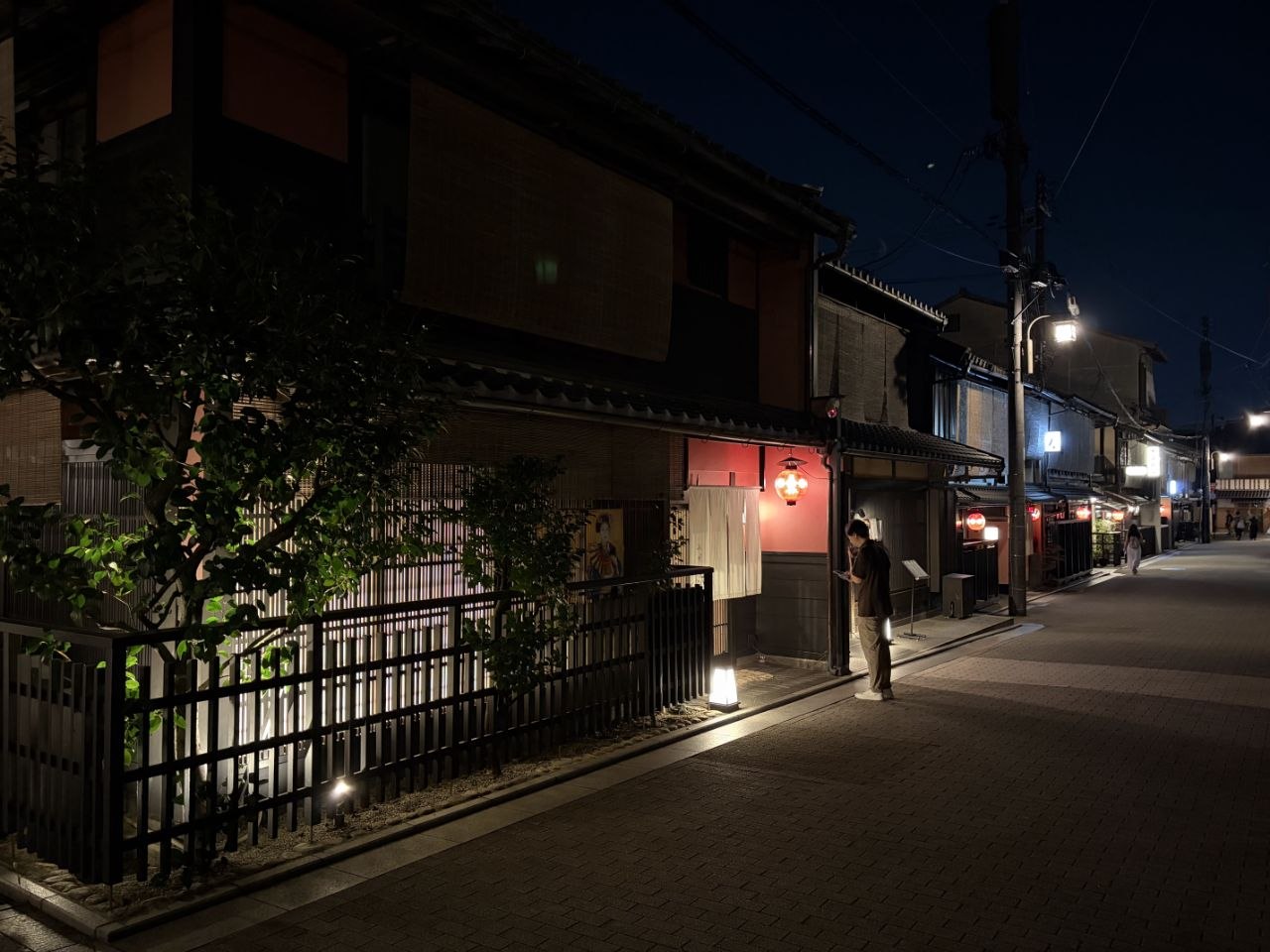 Calle tranquila de Gion de noche con faroles rojos y casas tradicionales