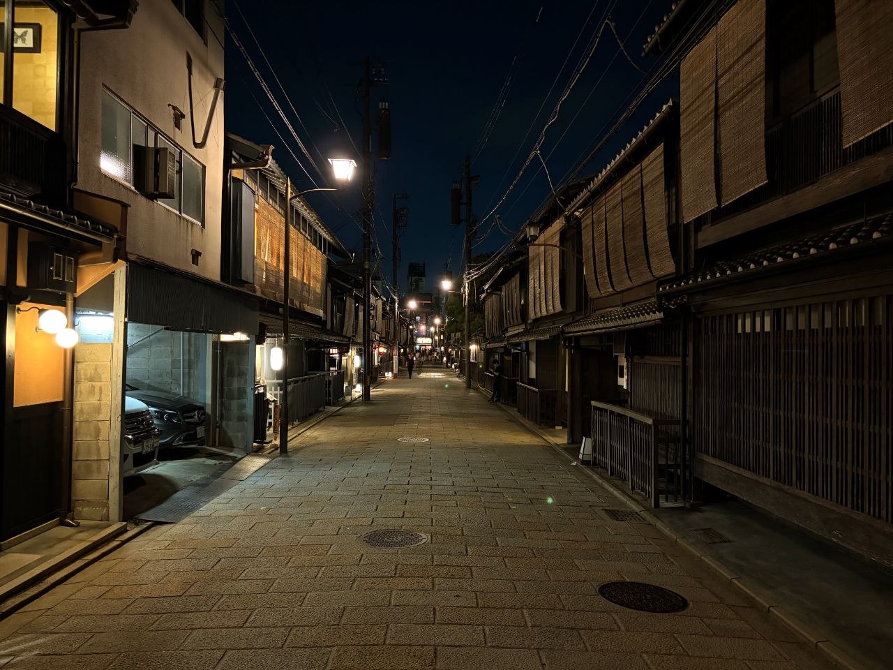 Calle tradicional de Gion de noche con casas de madera y farolas