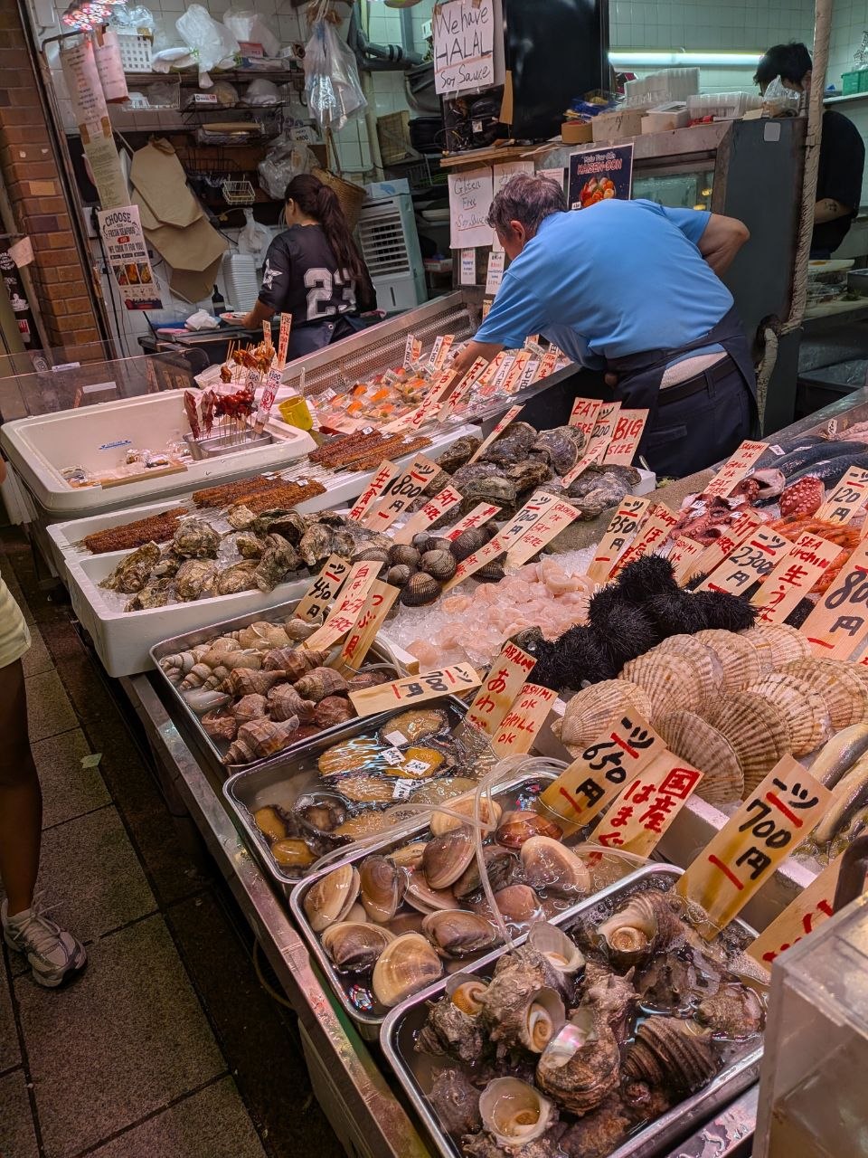 Puesto de marisco con ostras, almejas y erizos en Nishiki Market