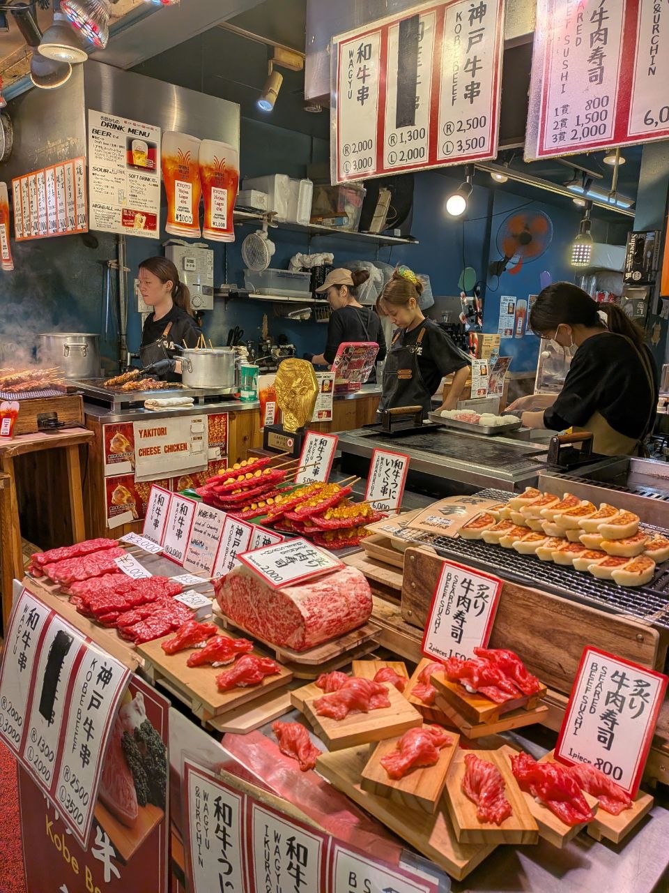 Puesto de wagyu y sushi de carne en Nishiki Market