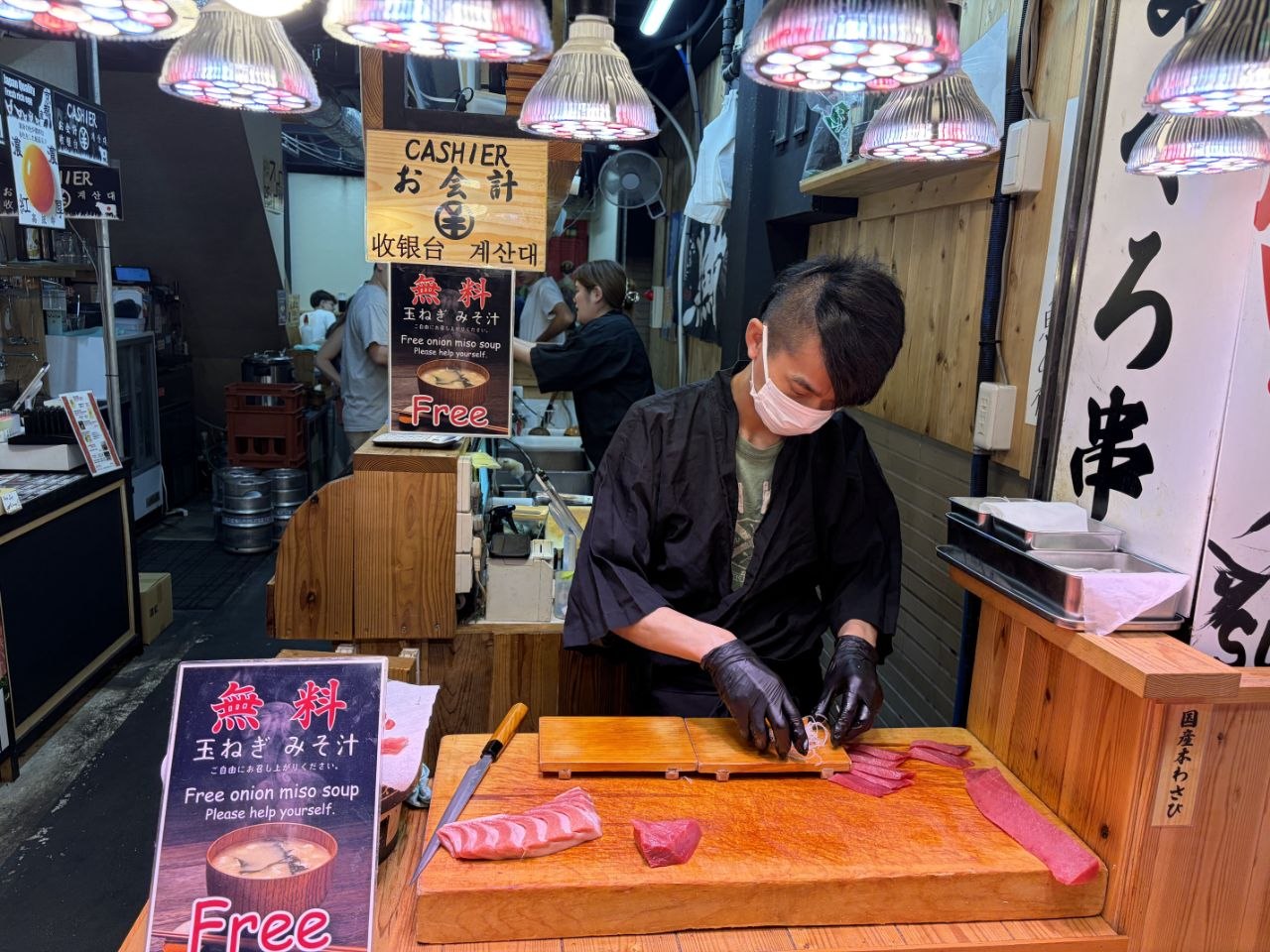 Cocinero cortando carne de wagyu en un puesto de Kyoto