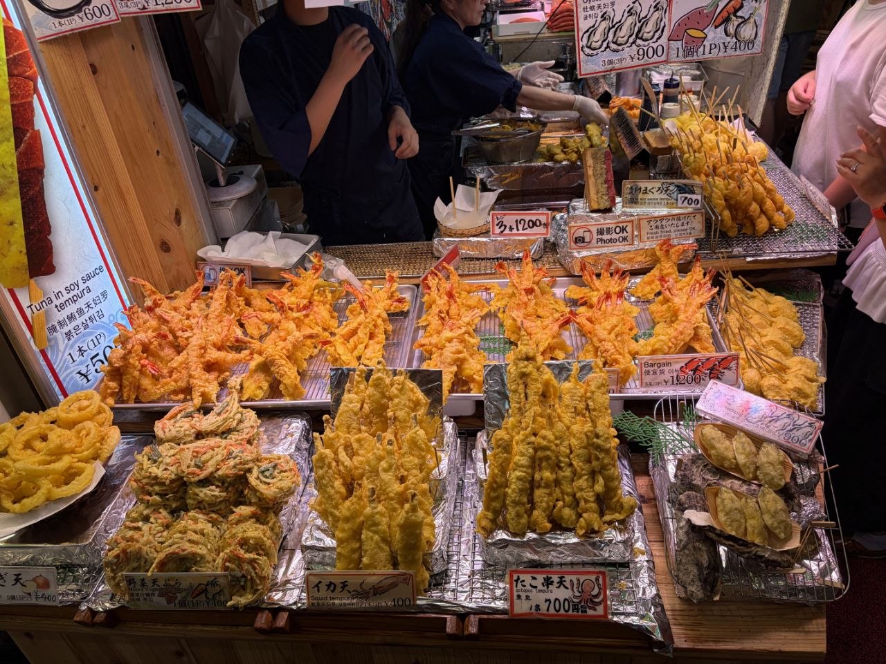 Puesto de tempura con gambas, calamar y brochetas en Nishiki Market