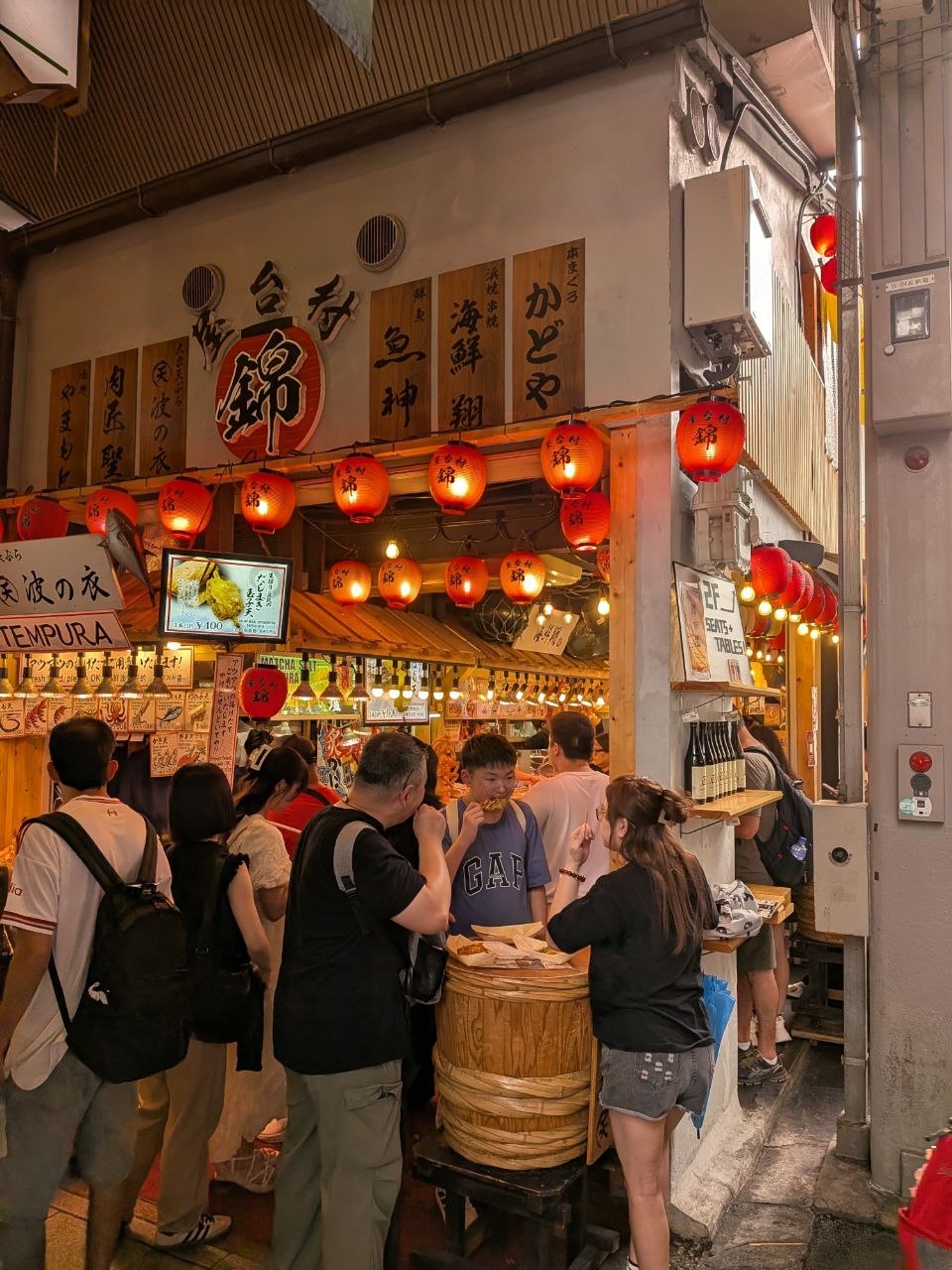 Puesto iluminado con faroles rojos en Nishiki Market