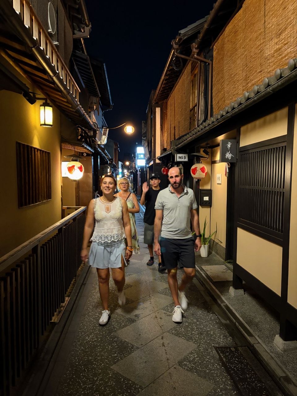 Callejon tradicional de Pontocho con faroles y el grupo caminando de noche
