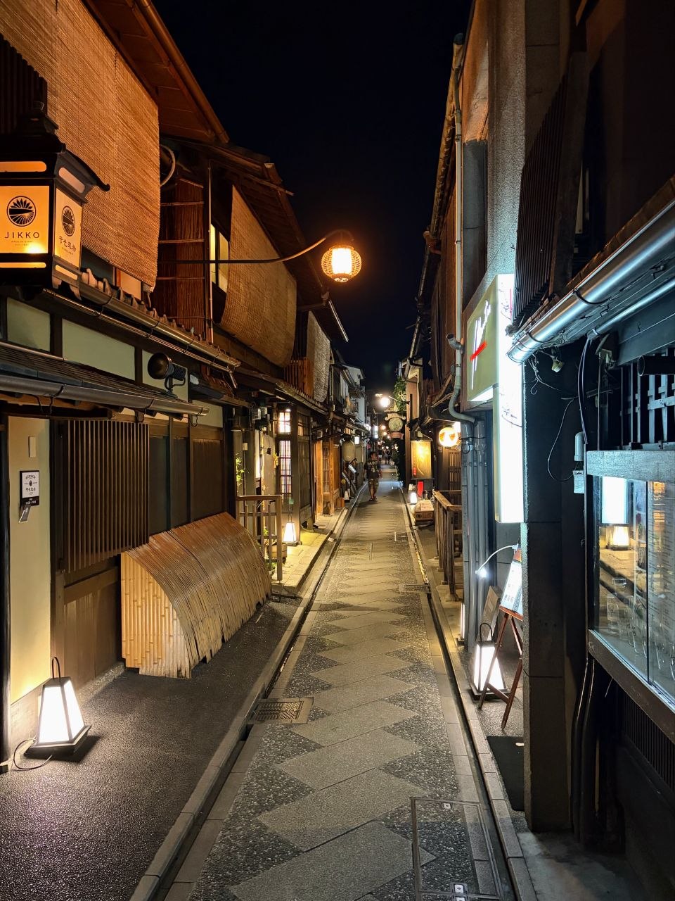 Calle de Pontocho de noche con fachadas tradicionales y faroles encendidos