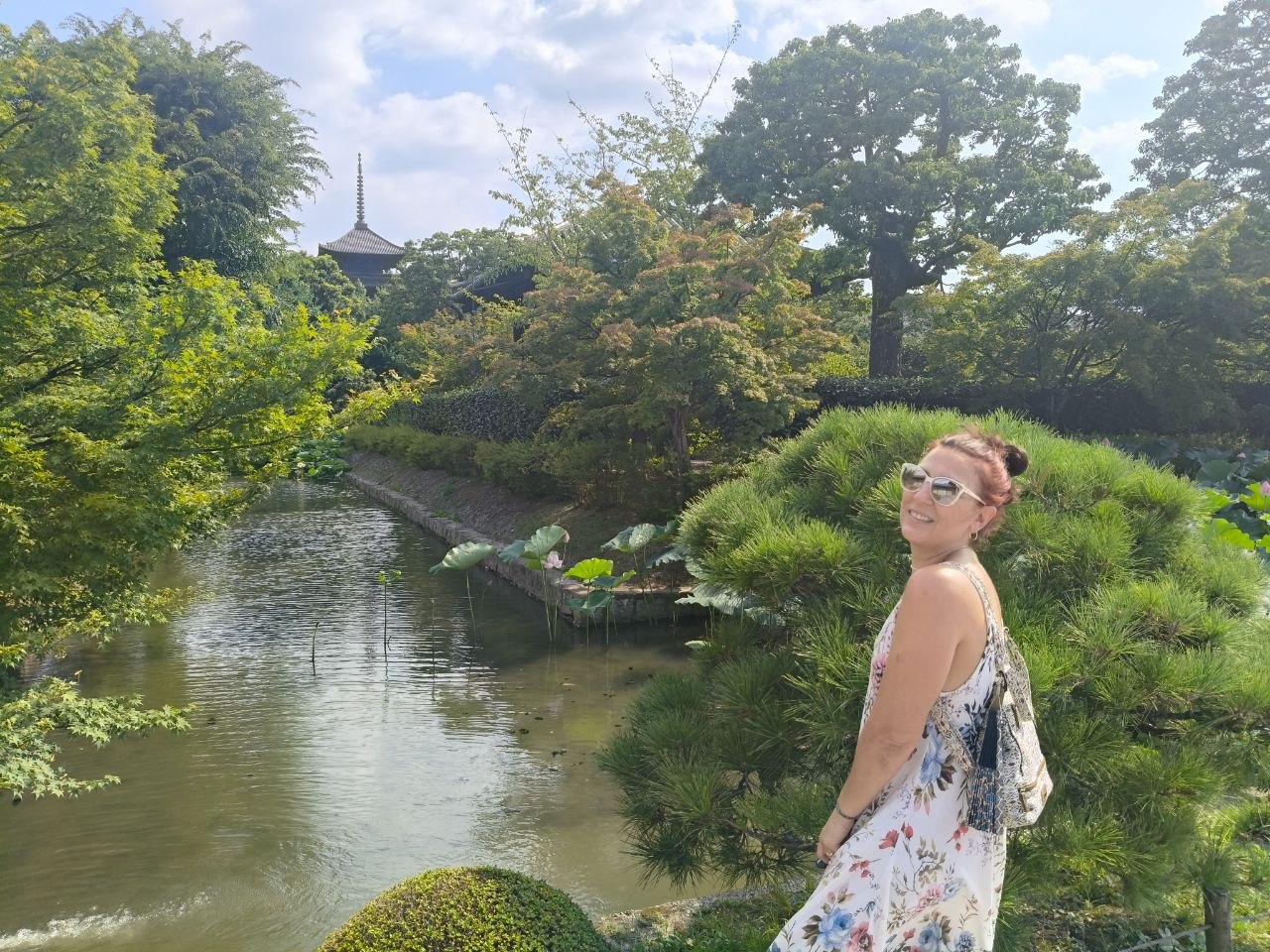 Vanessa junto al estanque de To-ji con la pagoda asomando entre los arboles